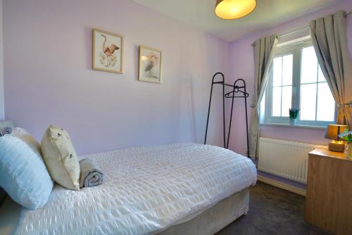 スタッフォードにあるFelton Houseのベッドと窓のある寝室