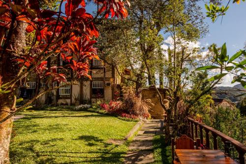 a house with a yard with a fence at Pousada Monte Imperial in Petrópolis