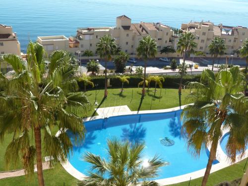 Una vista aérea de un resort con palmeras y el océano. en Casinomar, en Benalmádena