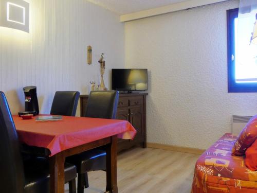 Appartement Méribel, 2 pièces, 4 personnes - FR-1-182-44 tesisinde bir televizyon ve/veya eğlence merkezi