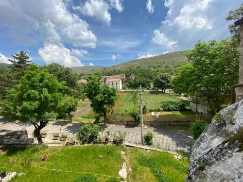 een uitzicht op een huis vanaf een heuvel met een tuin bij Dimora di nonno Livio in Santo Stefano di Sessanio