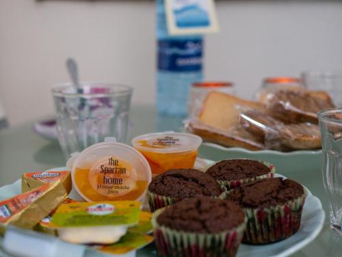 een bord met muffins en sinaasappelsap op een tafel bij Helen - The Spartan Home in Sparta