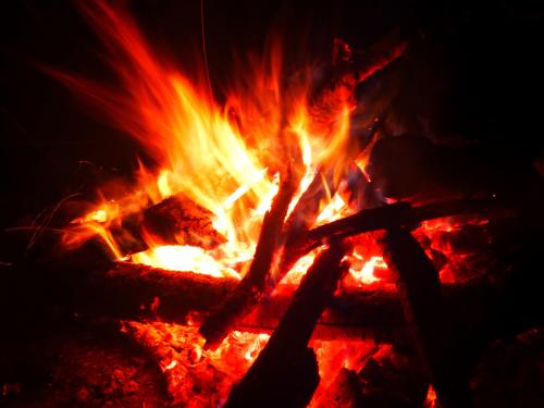 a fire burns in a fire pit at night at Finca El Cielo in San Agustín