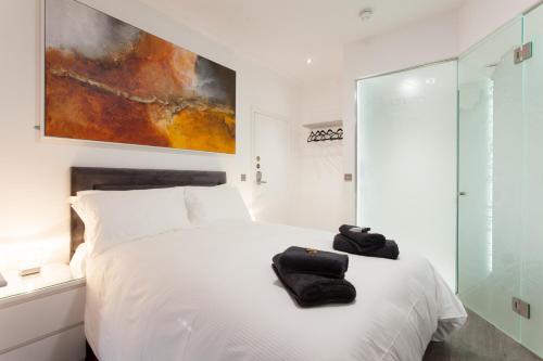 ケンブリッジにあるThe Orlandoのベッドルーム1室(白いベッド1台、タオル2枚付)