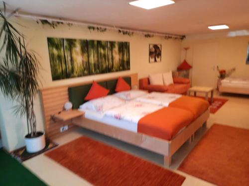 um quarto com uma cama grande e um sofá em Ferienwohnung-Hajek em Sankt Ruprecht an der Raab