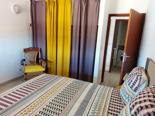 NANA - A 44 - Vue Panoramique- Grand Appartement Cosy et Lumineux- Cuisine équipée-WIFI-CLIM-Terrasseにあるベッド