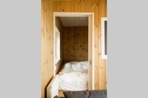 Säng eller sängar i ett rum på Cosy house by lake