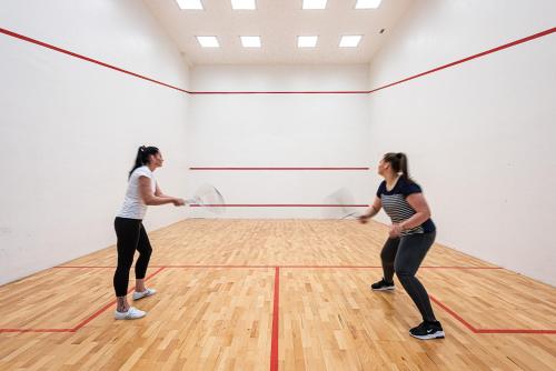 two women playing a game of squash in a gym at La Contessa Castle Hotel in Szilvásvárad