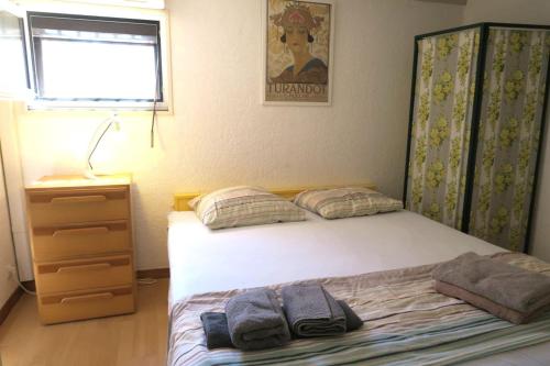 une chambre avec un lit avec deux serviettes dessus dans l'établissement Naturiste Cap d'Agde Villa Héliovillage 19, au Cap d'Agde