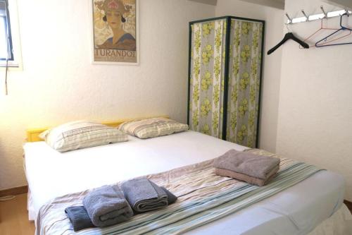 Katil atau katil-katil dalam bilik di Cap d' Agde Naturist Hélio-village villa 19