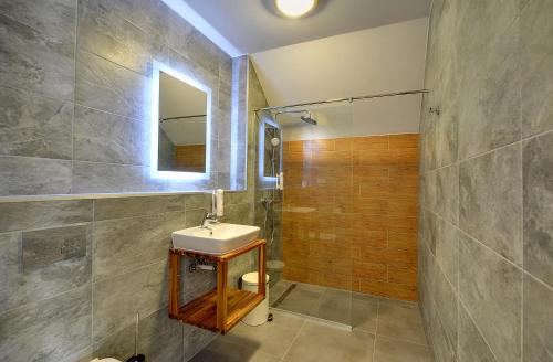 a bathroom with a sink, toilet and bathtub at Nocleg EM in Oleśnica