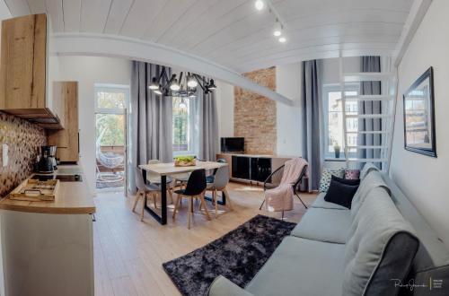 - un salon avec un canapé et une table dans l'établissement Apartament LUX Cieplice, à Jelenia Góra