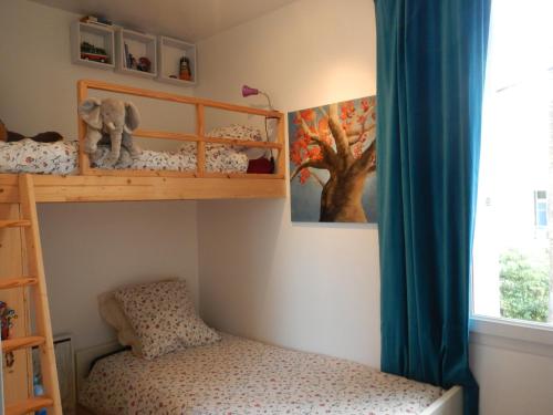 - une chambre pour enfants avec des lits superposés et un jouet d'éléphant dans l'établissement Appartement cosy 100 m2 - climatisé - calme -centre-ville, à Hyères
