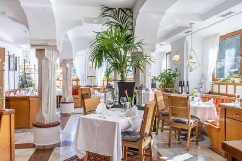 un comedor con mesa y sillas en un restaurante en Hotel Gasthof Stranachwirt, en Sankt Michael im Lungau