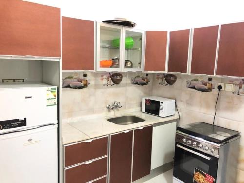 a kitchen with a sink and a microwave at شقق باهية نجران للشقق المخدومة in Najran
