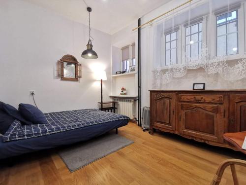 - une chambre avec un lit et une commode en bois dans l'établissement Cozy room in the Old Town, à Varsovie