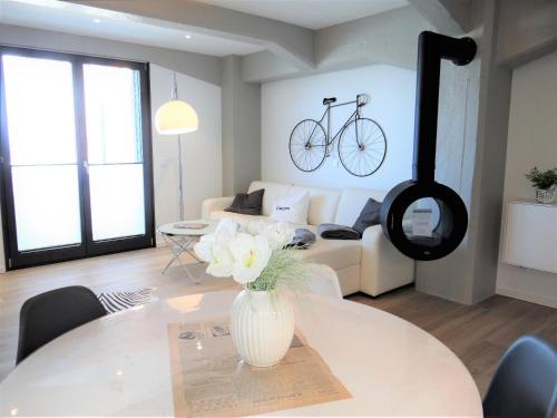 soggiorno con tavolo e bicicletta appesa al muro di Speicher Residenz Barth E2 App 1 a Barth