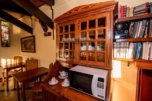 a microwave on top of a table in a room at Pousada Monte Imperial in Petrópolis