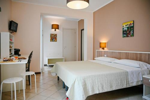 アヴォラにあるStella del Sudのベッドルーム(白いベッド1台付)、キッチン
