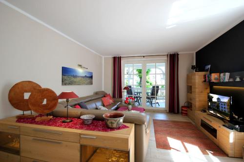 - un salon avec un canapé et une table dans l'établissement Aparthotel Ostsee by Rujana, à Binz