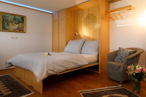 - une petite chambre avec un lit et une chaise dans l'établissement Business Apartment, à Schwarzach