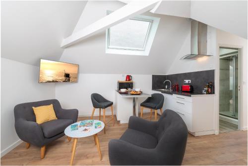 un salon avec deux chaises et une table dans l'établissement Hypercentre 14 rue Valdemaine, à Angers