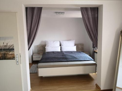 a bedroom with a bed with a blue blanket at Ferienwohnung Sahi in Celle