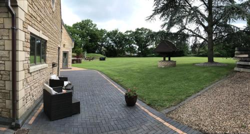Κήπος έξω από το Luxury, private, secure self-contained Coach House, near Wythall and close to the NEC