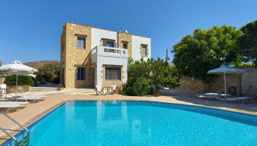 uma villa com piscina em frente a uma casa em Thealia em Karefilianá