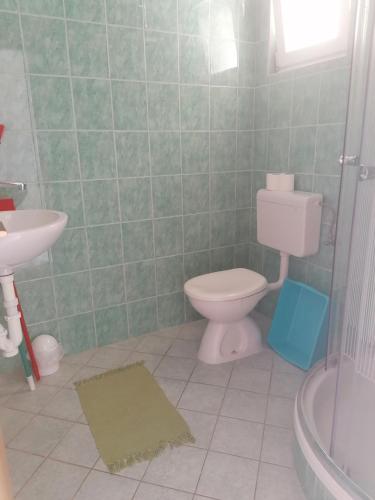 a bathroom with a toilet and a sink at Apartmani Gojko in Sali