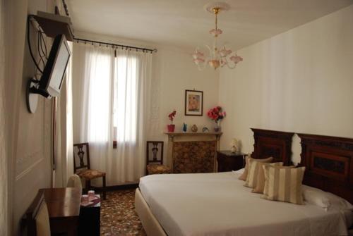Posteľ alebo postele v izbe v ubytovaní B&B Al Teatro with canal view