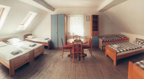 Un ou plusieurs lits dans un hébergement de l'établissement Apartment and rooms Maraton