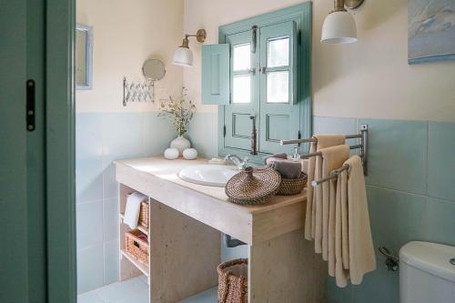 uma casa de banho com um lavatório e um espelho em Beautiful country house near Ronda em Arriate