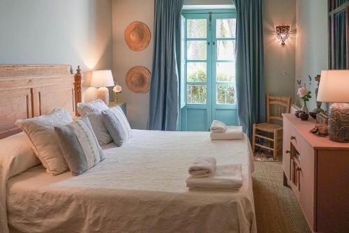เตียงในห้องที่ Beautiful country house near Ronda