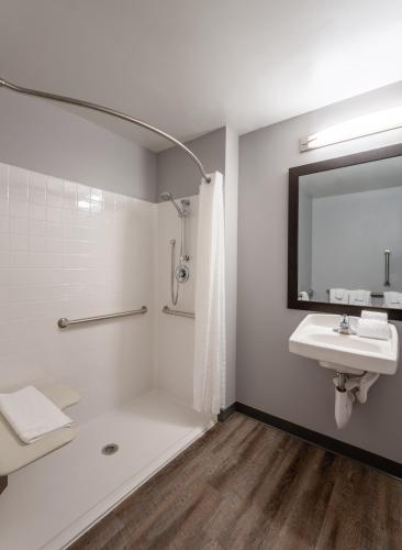 Koupelna v ubytování stayAPT Suites Alexandria-Fort Belvoir