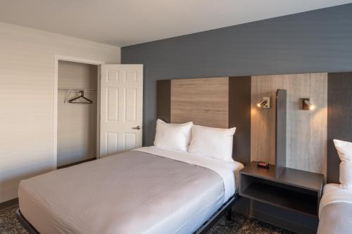 Postel nebo postele na pokoji v ubytování stayAPT Suites Alexandria-Fort Belvoir