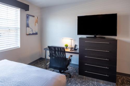 TV a/nebo společenská místnost v ubytování stayAPT Suites Alexandria-Fort Belvoir