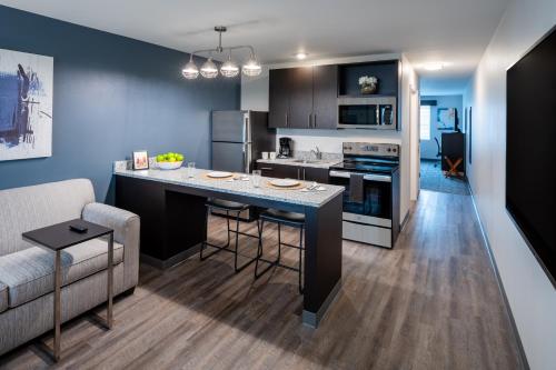 Kuchyň nebo kuchyňský kout v ubytování stayAPT Suites Alexandria-Fort Belvoir