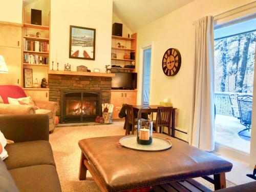 Posezení v ubytování R1 Renovated Bretton Woods Slopeside townhome in the heart of the White Mountains