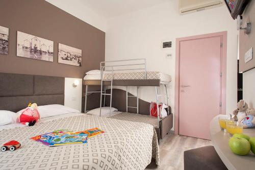 ベッラーリア・イジェア・マリーナにあるHotel Marcusのベッドルーム1室(ベッド1台、二段ベッド1組付)