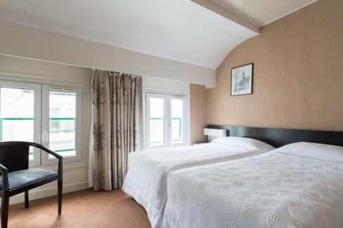 - une chambre avec 2 lits, une chaise et des fenêtres dans l'établissement HOTEL ALISON, à Paris