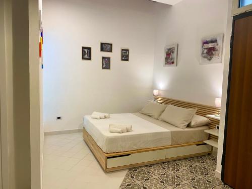 Un dormitorio con una cama grande en una habitación. en Il Terzo Cardine, en Nápoles