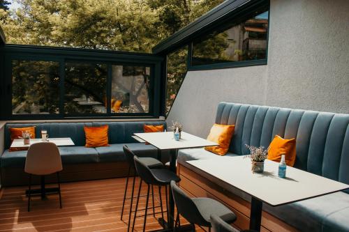 een restaurant met 2 tafels en een blauwe bank bij Peace 2 Apartments with parking in Budva