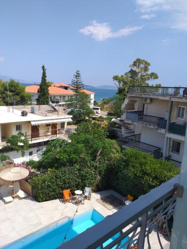 vistas a la piscina desde el balcón de un edificio en Ψιλή Άμμος, en Tolo