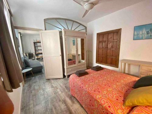 1 dormitorio con 1 cama grande y puerta grande en Anticuario en el Teatro Falla, en Cádiz