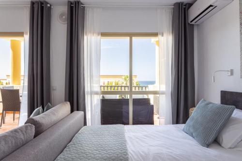 Schlafzimmer mit einem Bett und Meerblick in der Unterkunft OleHolidays Romana Playa 334 vistas al mar in Marbella
