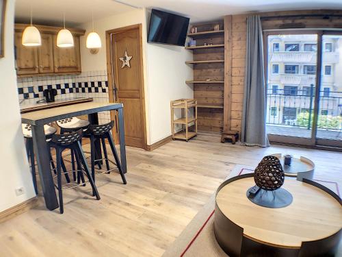 un salon avec une table et des chaises et une cuisine dans l'établissement Grey Squirrel Home, à Chamonix-Mont-Blanc