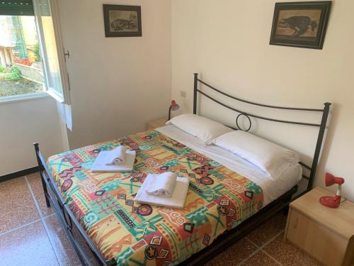 1 dormitorio con 1 cama con 2 toallas en Marie Claire, en Levanto