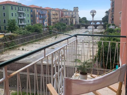 een balkon met een stoel en uitzicht op een rivier bij Marie Claire in Levanto