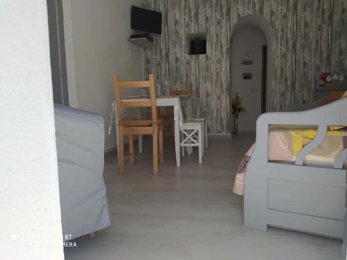 sala de estar con sofá blanco y mesa en Casa da Vila, en Mexilhoeira Grande